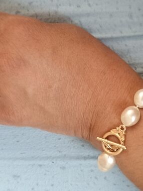 Classic Pearl Bracelet with Gold Toggle Clasp - White Pearls